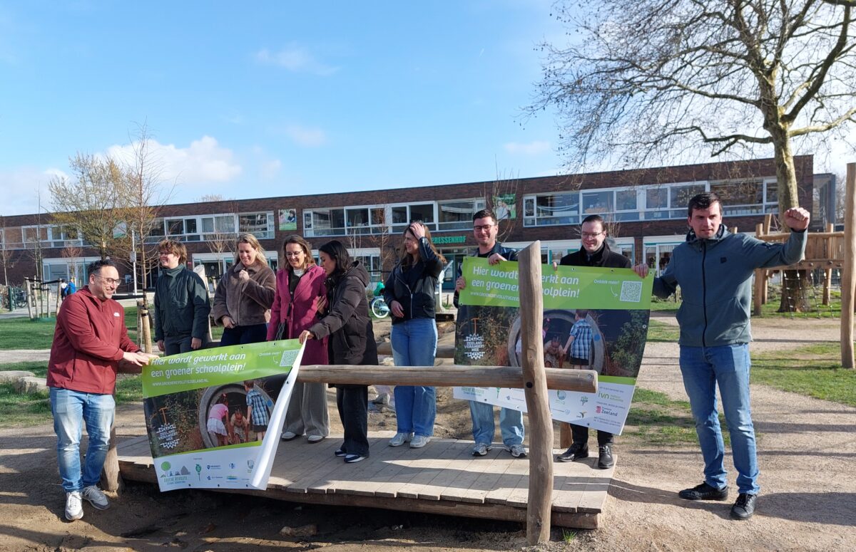 Grijze tegelpleinen van Zeeuwse basisscholen transformeren tot groene schoolpleinen