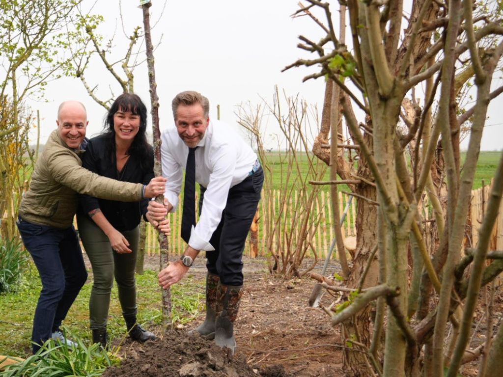 Commissaris van de Koning De Jonge plant 200.000ste boom in eigen tuin